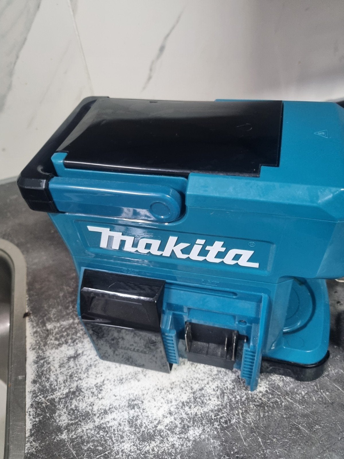 Makita Koffiezetapparaat DCM501Z - Draagbaar en Robuust, Ophalen