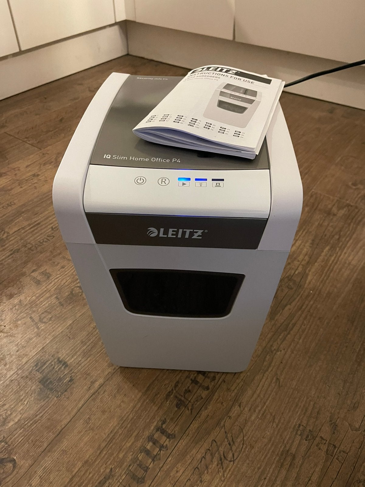 Leitz IQ Slim Home Office P4 Papierversnipperaar, Ophalen of Verzenden, Zo goed als nieuw