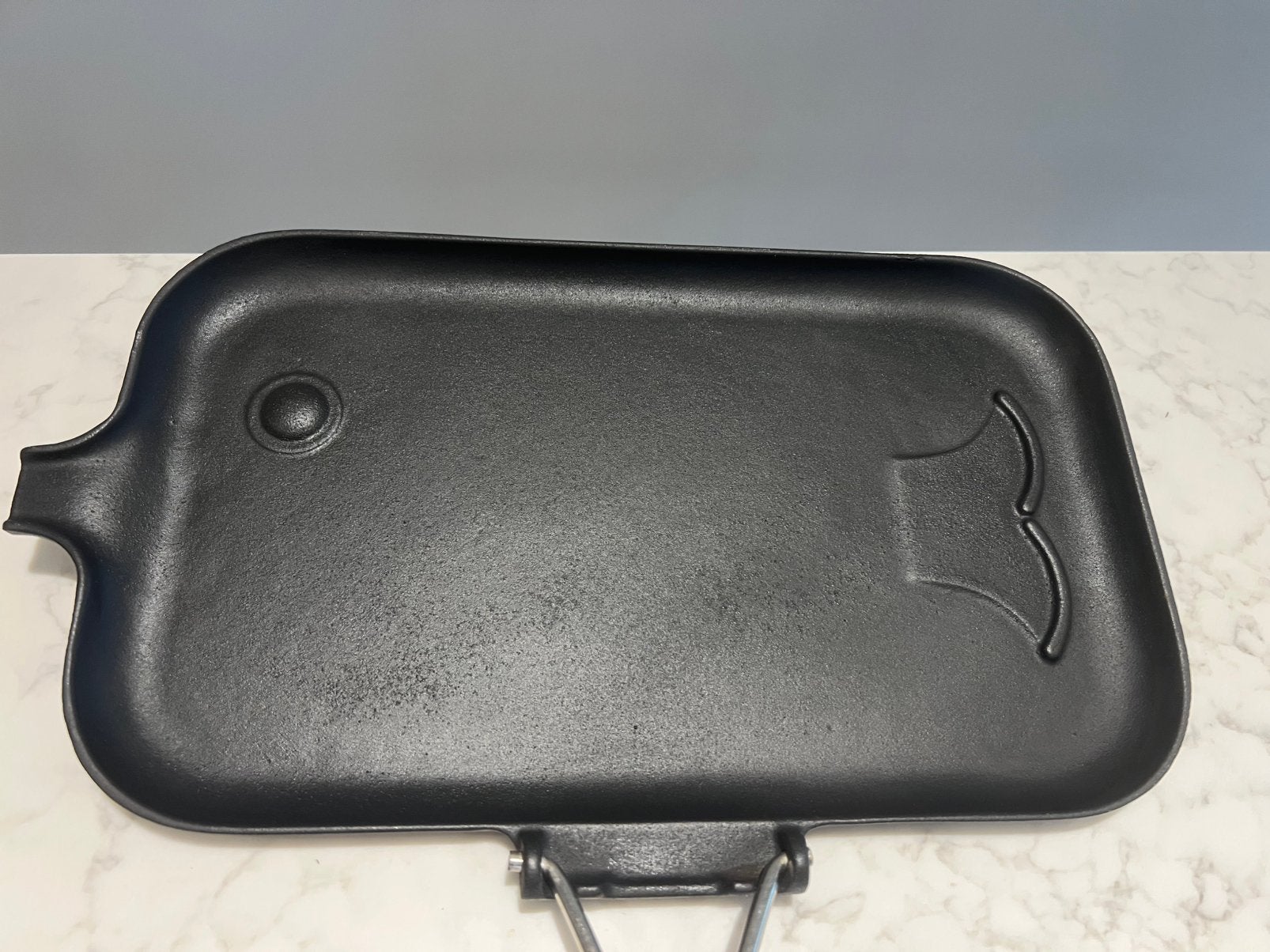 Schaarse Le Creuset Plancha ‘Vis’ 33x20 cm heel goed, Koekenpan, Gietijzer, Le Creuset, Ophalen of Verzenden