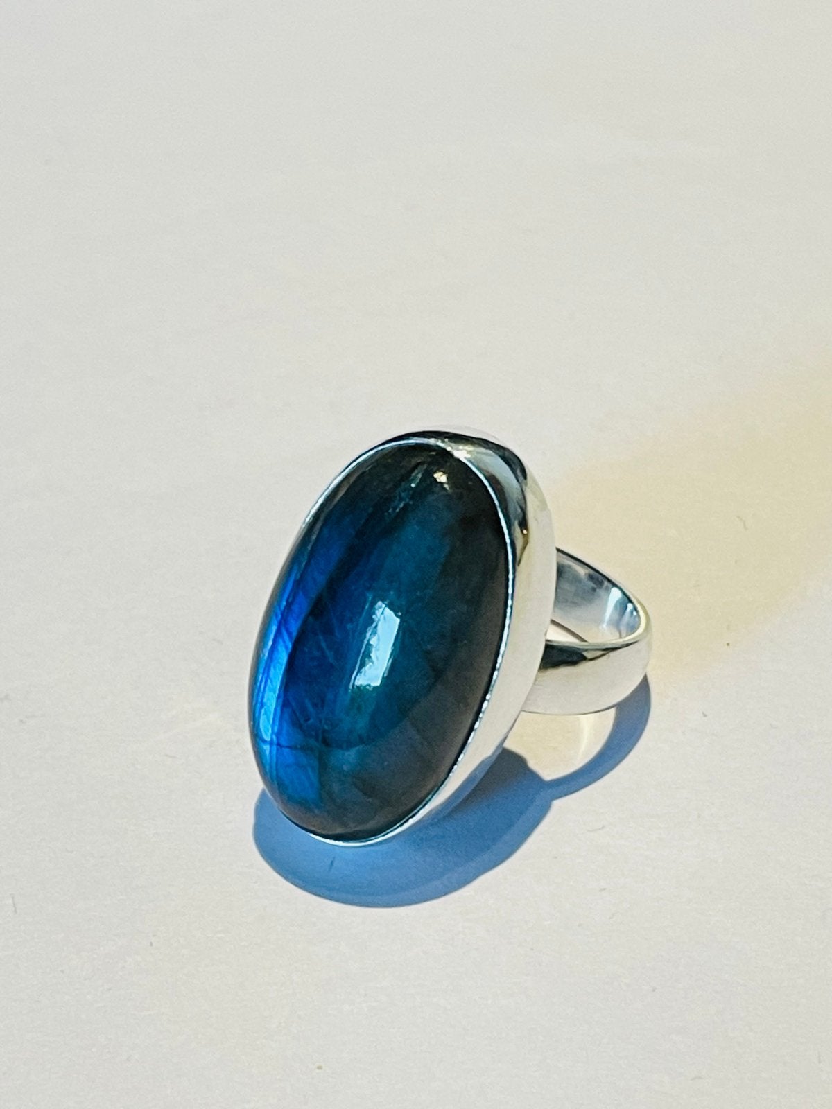 Zilveren ring met grote labradoriet edelsteen, Sieraden, Tassen en Uiterlijk, Ringen, 19 tot 20, Ophalen of Verzenden, Zo goed als nieuw