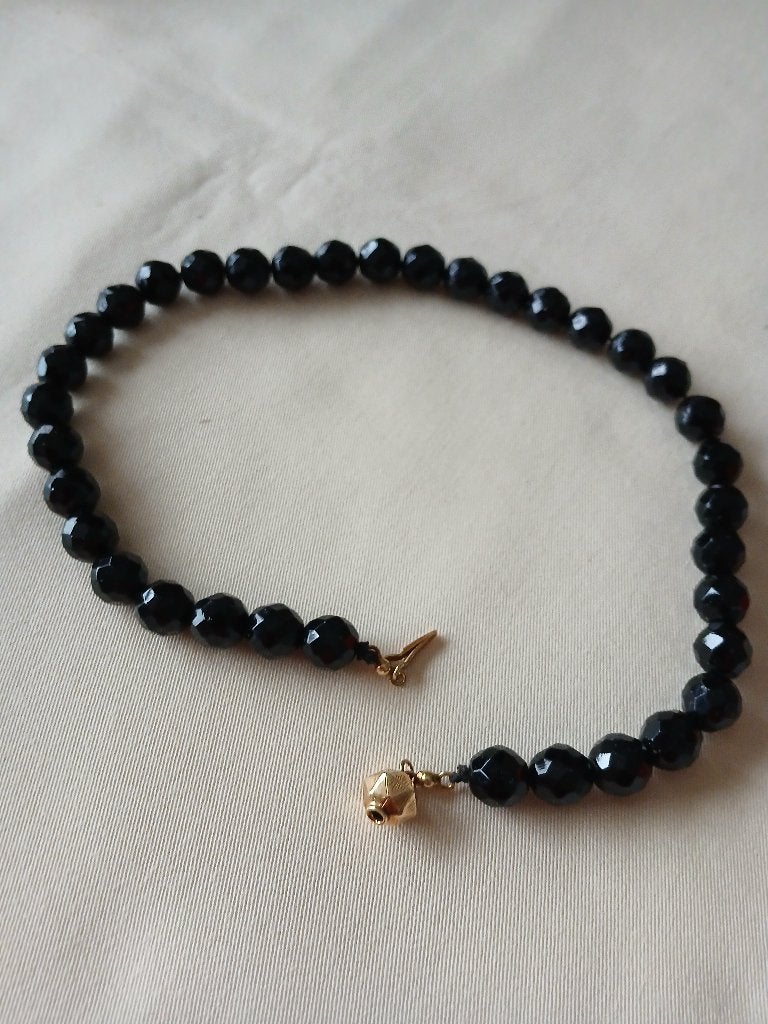 Snoer Granaat kralen + 14 kt slot, 43 cm, Sieraden, Tassen en Uiterlijk, Kettingen, Verzenden, Gebruikt, Zwart, Steen of Mineraal