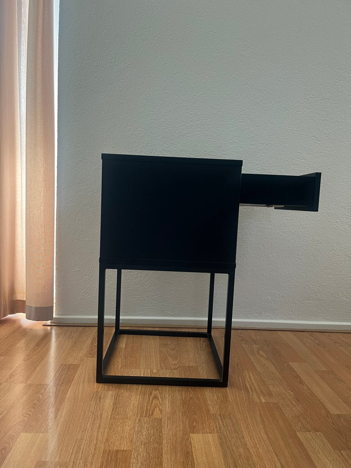 2x Zwart nachtkastje met lade en open vak