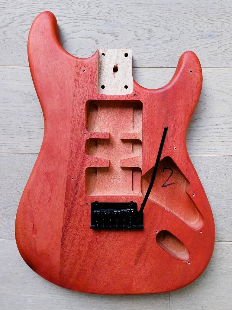 Stratocaster Body met tremolo + Fender Neck Plate, Muziek en Instrumenten, Instrumenten | Onderdelen, Ophalen of Verzenden, Zo goed als nieuw