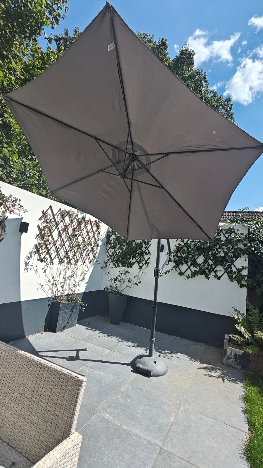 Zweefparasol met twee standaarden, Ophalen