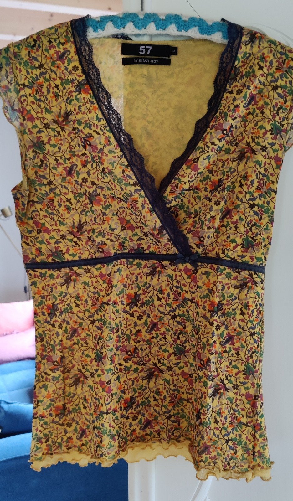Sissy-Boy top geel/blauw met bloemenprint en kanten details, Kleding | Dames, Maat 38/40 (M), Geel, Sissy-Boy, Ophalen of Verzenden