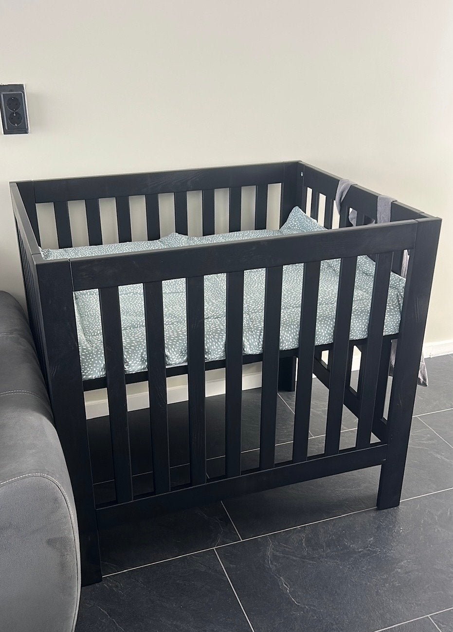 Zwart houten ledikantje met matras, Ophalen, Gebruikt, Ledikant