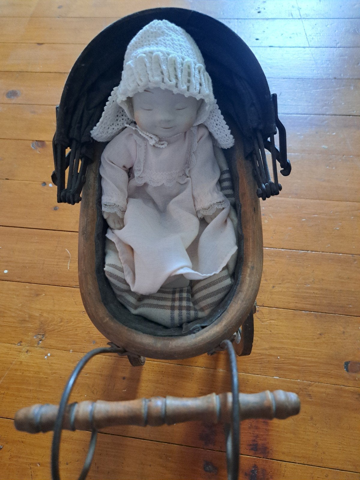Antieke porseleinen babypop in houten kinderwagen, Verzamelen, Poppen, Ophalen of Verzenden, Gebruikt, Babypop