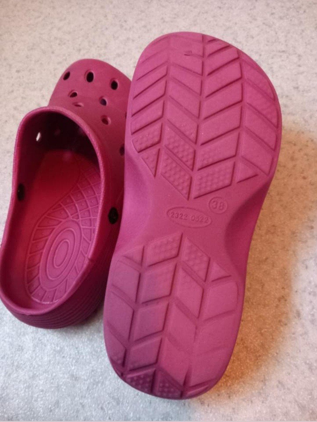 Donkerroze 'Crocs' mt 38 (Nijmegen oost), Overige typen, Ophalen of Verzenden, Roze, Gedragen