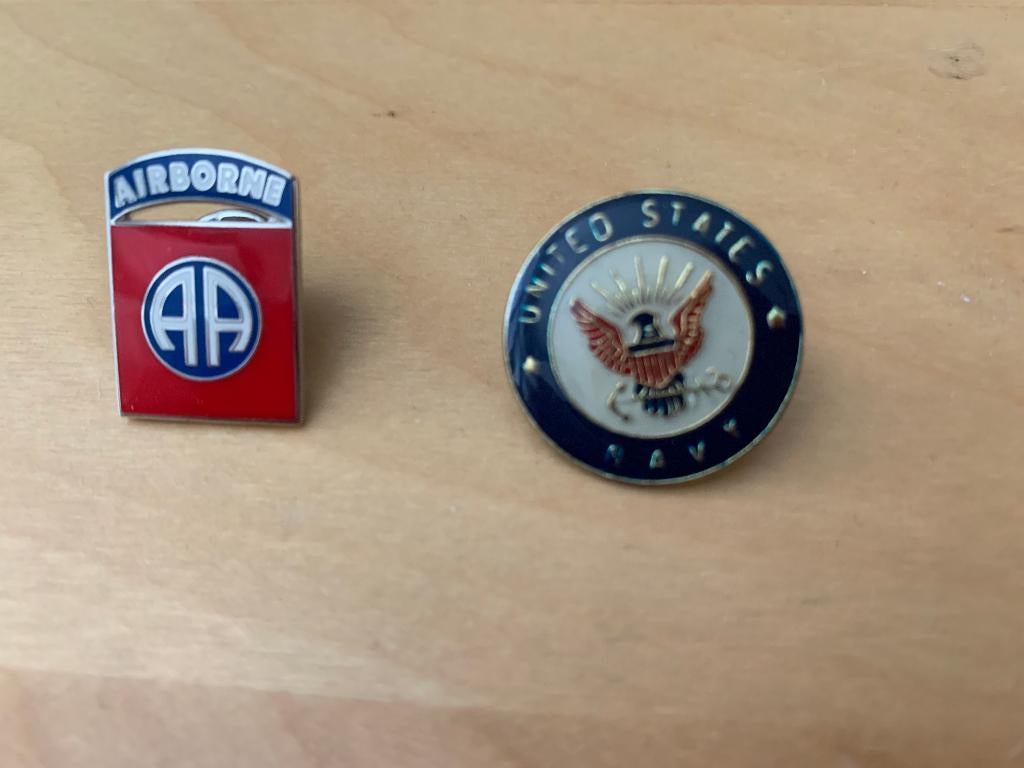 2 st Pin Amerikaanse marine en 82 Airborne AA, Ophalen of Verzenden, Marine, Amerika, Embleem of Badge