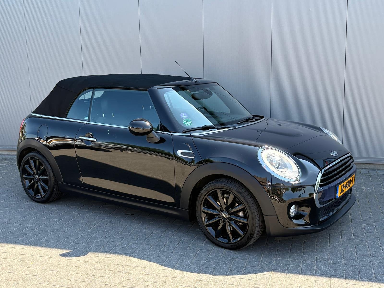 MINI Cabrio 1.5i 136PK Cooper Chili Serious Business Cabrio/, Voorwielaandrijving, 136 pk, Gebruikt, Euro 6