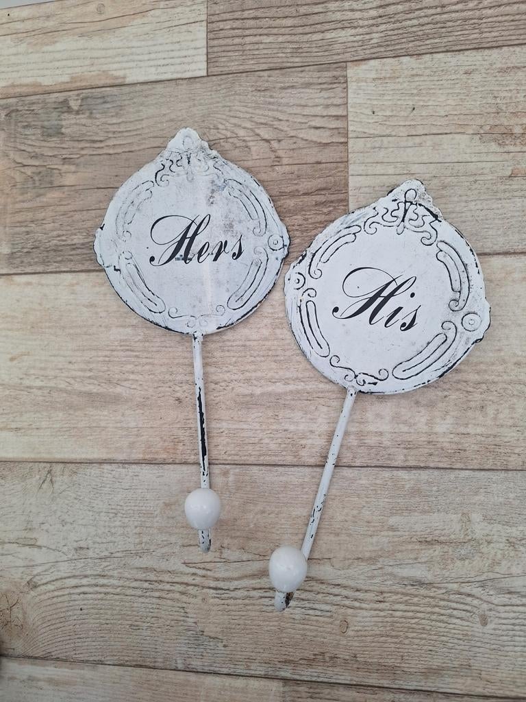 Set van 2 vintage kapstokhaken 'Hers' en 'His', Gebruikt, Wandhaken, Ophalen of Verzenden, Minder dan 100 cm