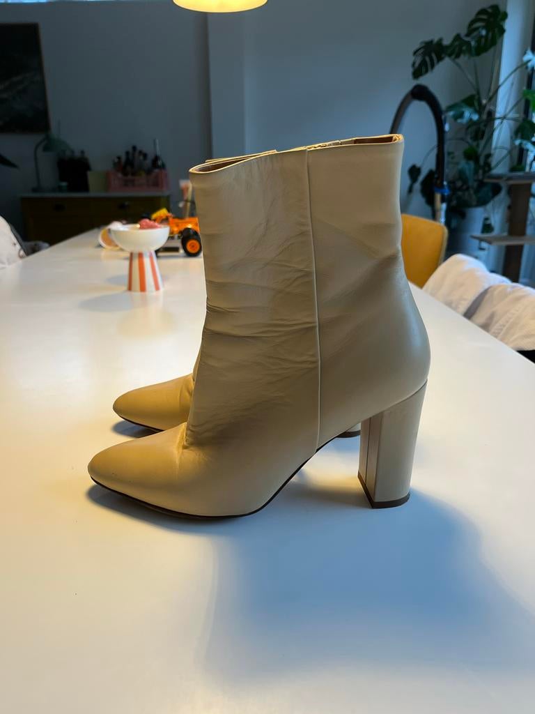 Sezane Enkellaarsjes - Maat 38, Kleding | Dames, Schoenen, Ophalen of Verzenden, Gedragen, Beige, Lage of Enkellaarzen
