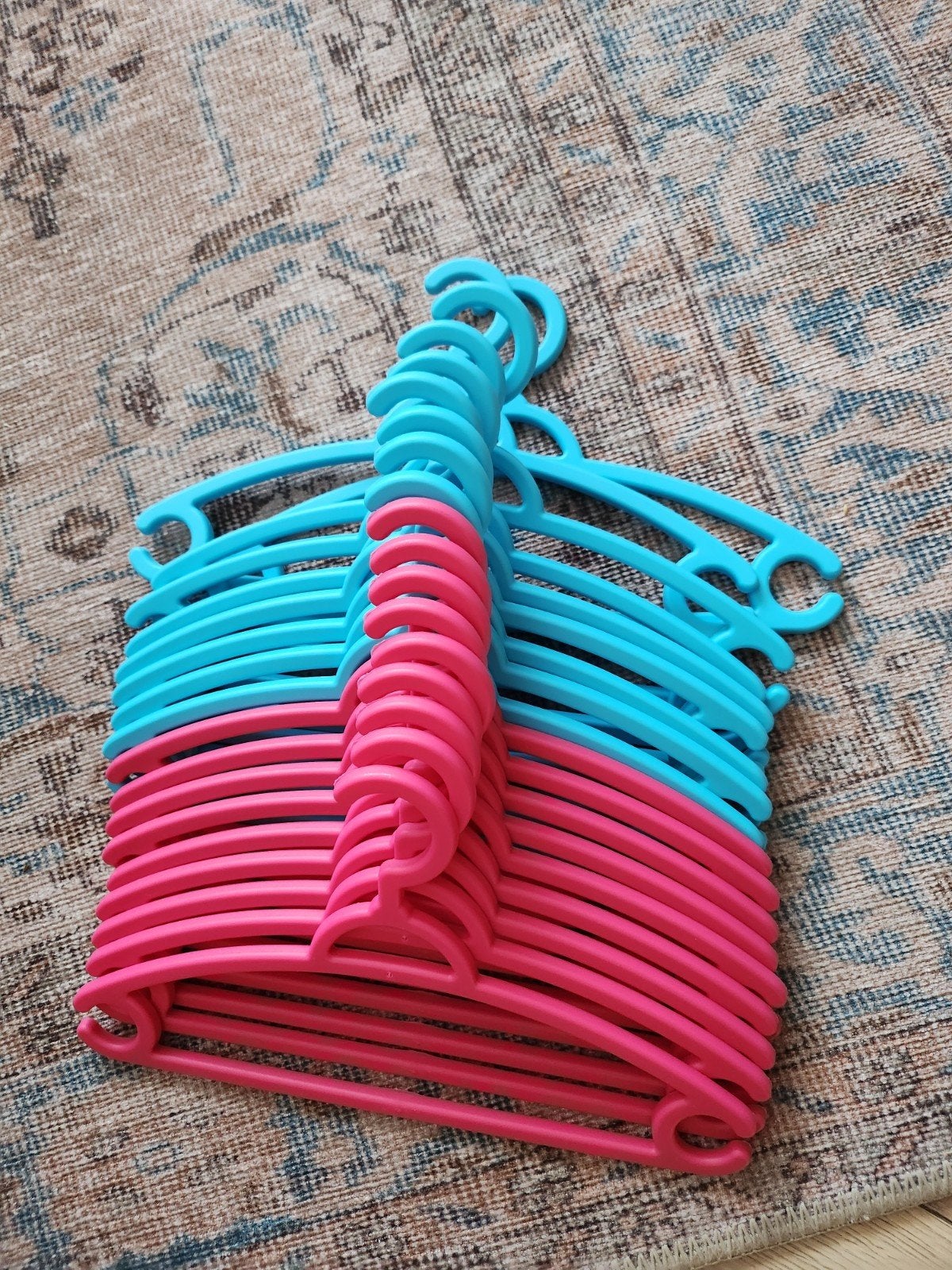 Set van 18 Kinderkledinghangers - Roze en Blauw Kunststof, Kleding | Dames, Ophalen of Verzenden, Zo goed als nieuw, Kunststof