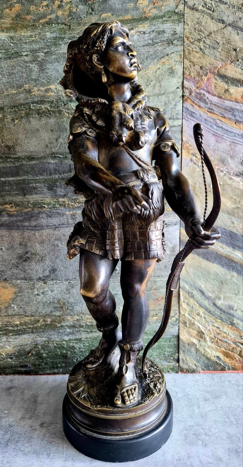 Bronzen beeld van Nubiaanse jager met pijl en boog, Antiek en Kunst, Ophalen, Gepatineerd, Brons, 20 - 50 cm