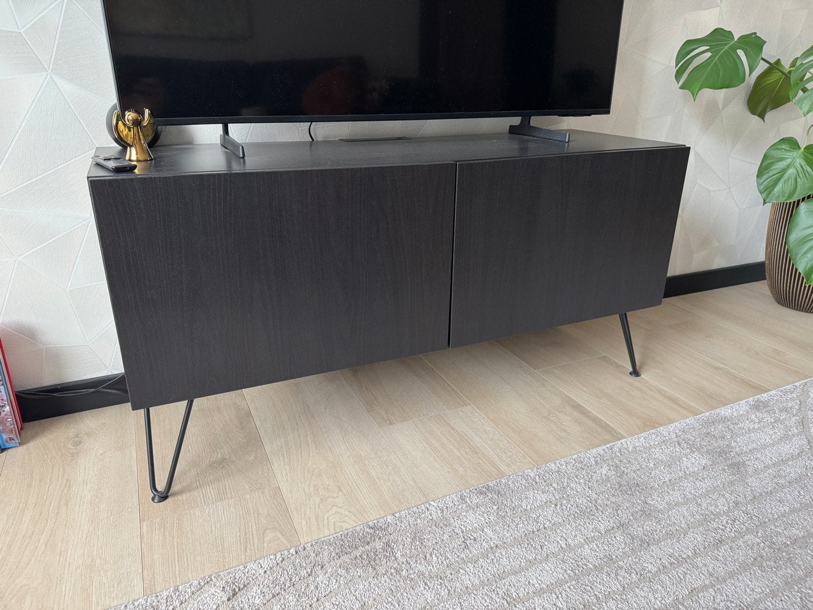 Zwart tv-meubel met hairpin poten, Huis en Inrichting, 100 tot 150 cm, Ophalen of Verzenden, Zo goed als nieuw, Minder dan 100 cm