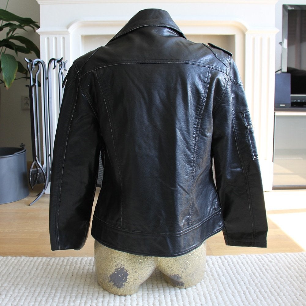Mooie Leather Look Ushi Jas (L) € 35,-, Zwart, Maat 42/44 (L), Ophalen of Verzenden, Zo goed als nieuw
