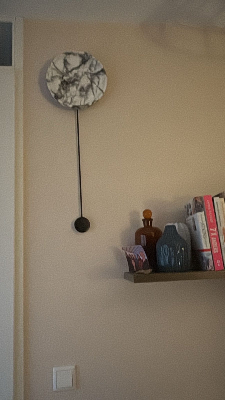 Moderne Karlsson Wandklok Marmerlook - Ø 25 cm, Met slinger, Analoog, Ophalen of Verzenden, Modern