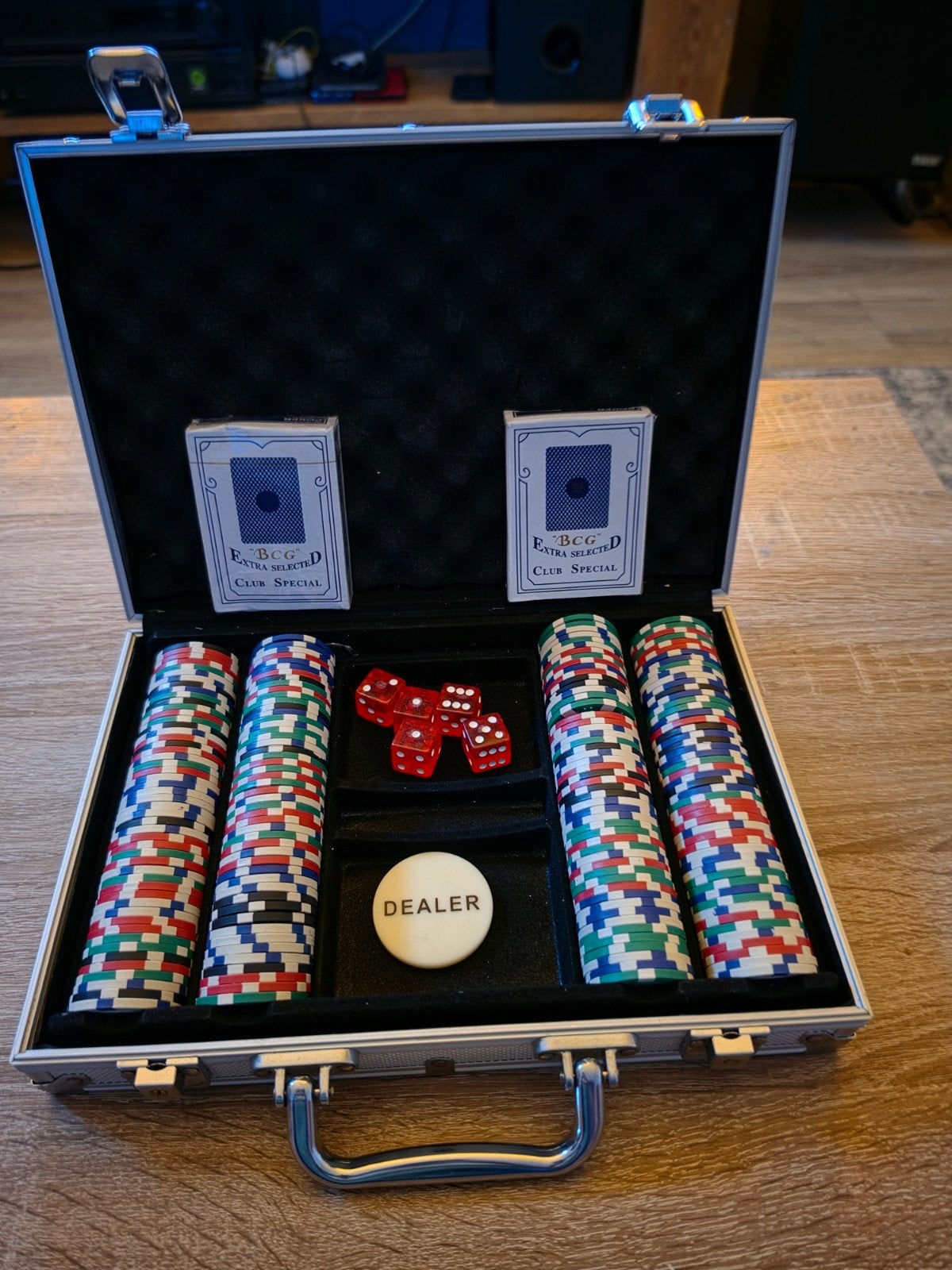 Pokerset in koffer met 200 chips, kaarten en dobbestenen., Hobby en Vrije tijd, Gezelschapsspellen | Kaartspellen, Vijf spelers of meer