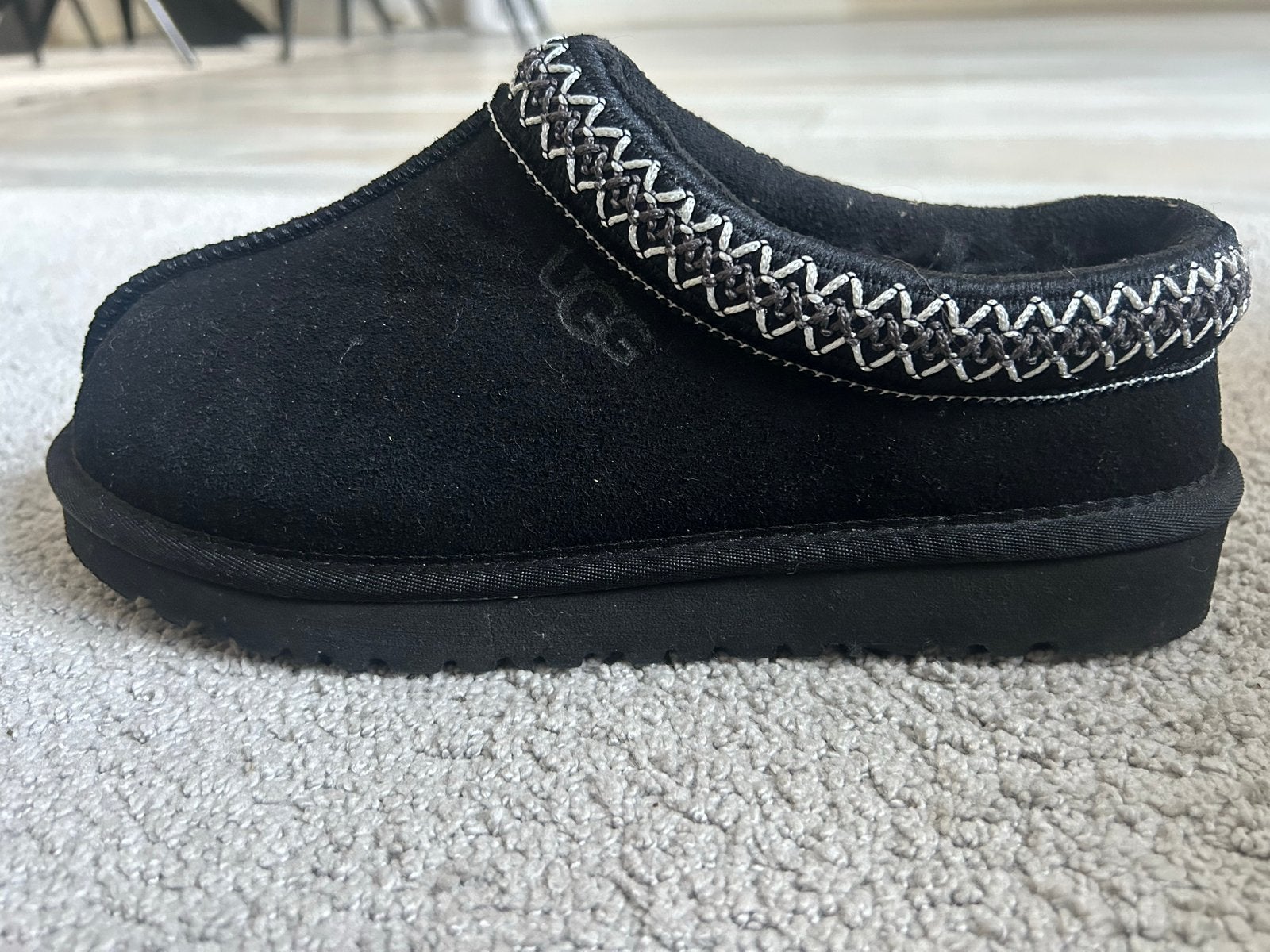 UGG Tasman pantoffels zwart - nieuw maat 40, Kleding | Dames, Ophalen of Verzenden, Zo goed als nieuw, Zwart, Pantoffels of Sloffen