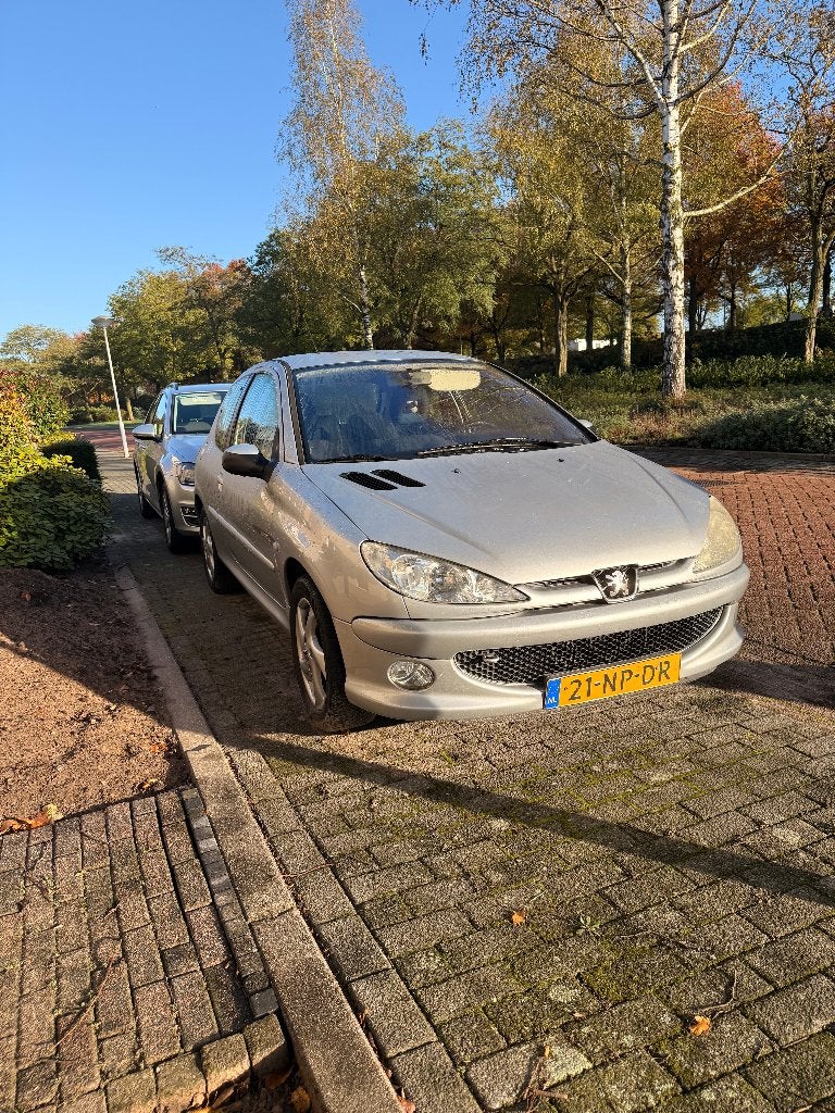 Peugeot 206 1.4 16V XS 3D 2004 Quicksilver, Voorwielaandrijving, 1360 cc, 4 cilinders, Origineel Nederlands