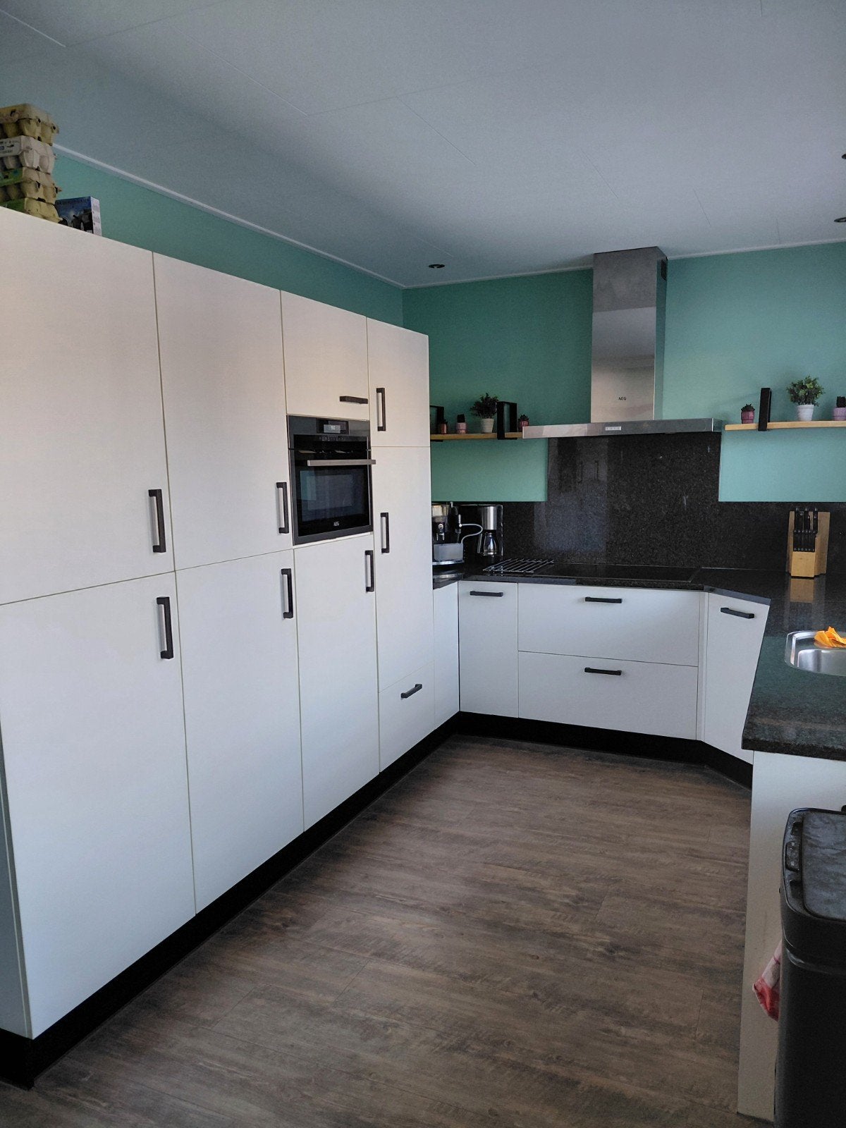 Moderne hoekkeuken met Zanussi en AEG apparatuur, Ophalen, Gebruikt, Wit, Hoekkeuken