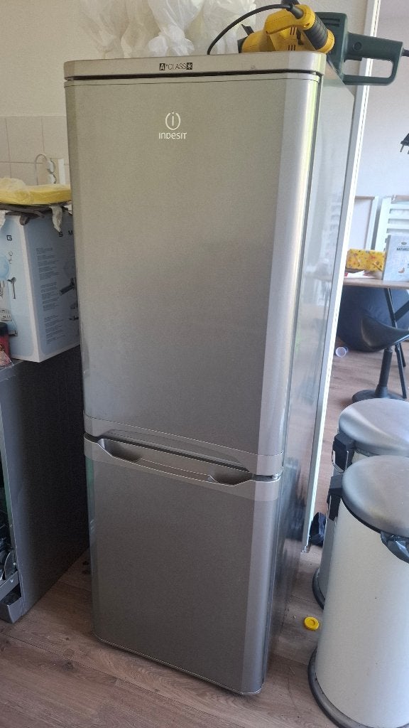 Indesit Koelkast met Vriesvak A+ - Zilver, Ophalen, 150 tot 200 liter, Gebruikt, Energieklasse A of zuiniger