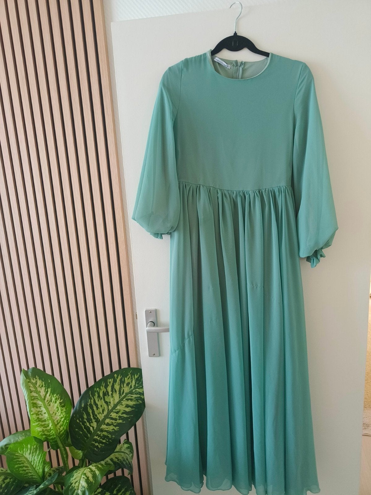 Maxi jurk met lange mouwen, Kleding | Dames, Jurken, Zo goed als nieuw, Maat 38/40 (M), Groen, Onder de knie, Ophalen of Verzenden