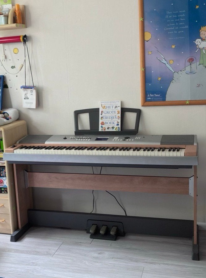 Piano yamaha portable grand DGX-630, Muziek en Instrumenten, Piano's, Ophalen, Gebruikt, Zwart, Digitaal