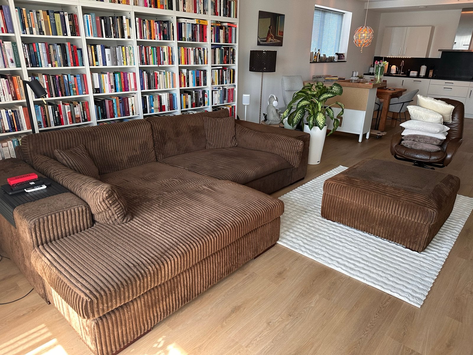 Grote bruine ribstof hoekbank met hocker, Ophalen, Gebruikt, Hoekbank, 300 cm of meer