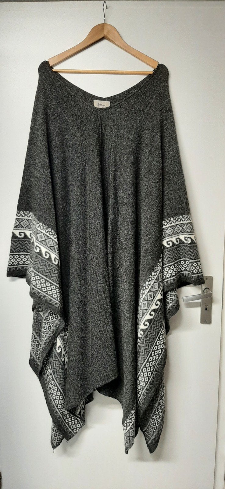Miss Etam lange poncho 30% wol grijs/wit.One size.Als nieuw., Kleding | Dames, Jassen | Winter, Miss Etam, Ophalen of Verzenden
