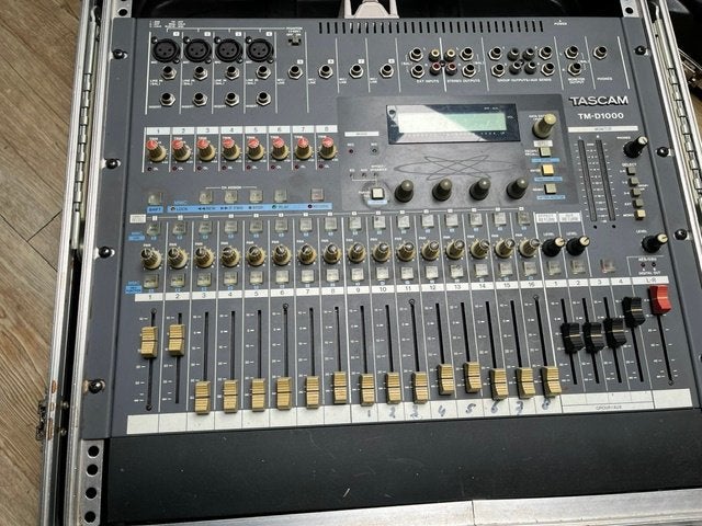 Tascam TM-D1000 incl flightcase, Ophalen, Gebruikt, 10 tot 20 kanalen, Microfooningang