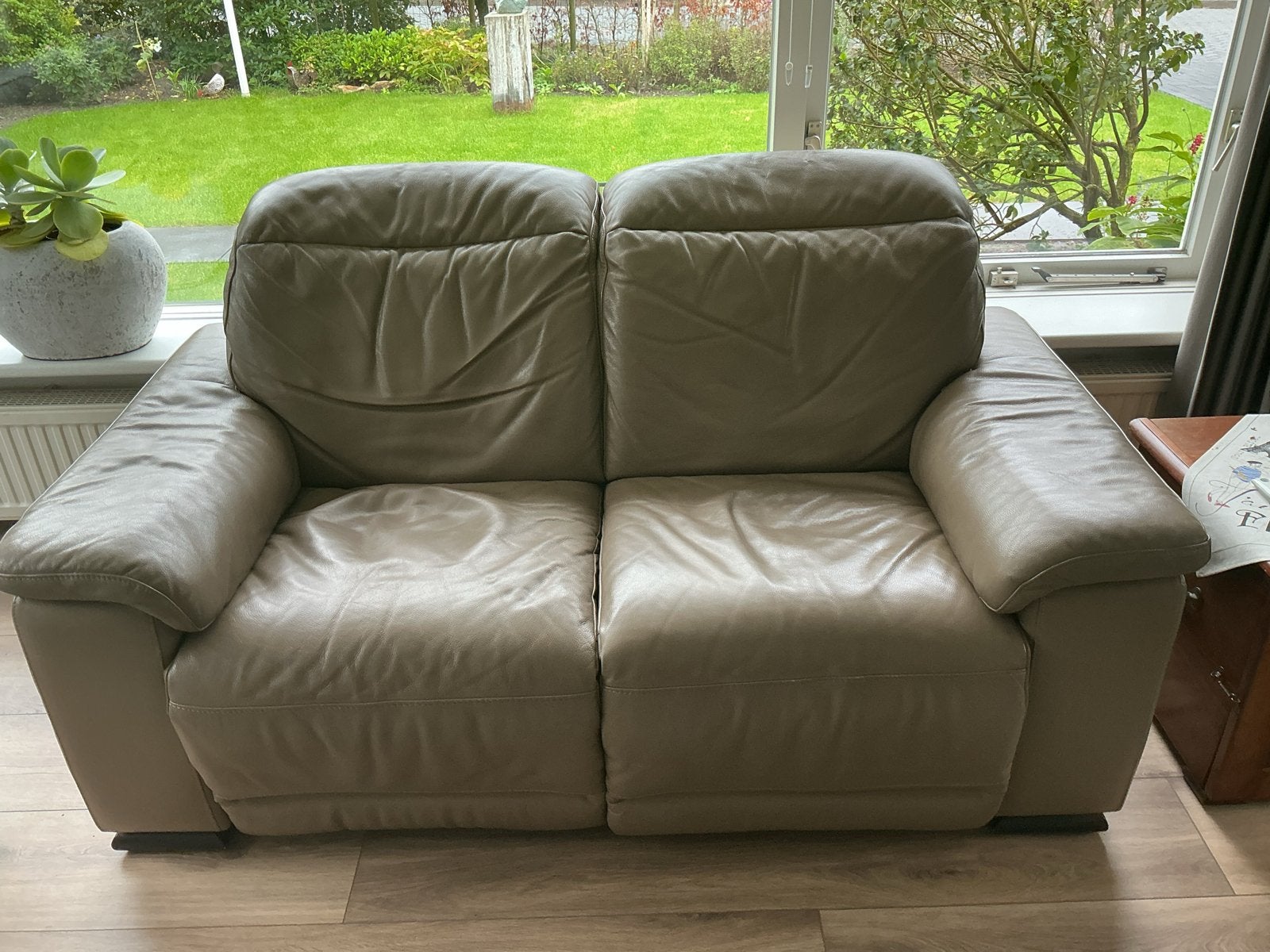 Leren tweezitsbank met relaxfunctie - Taupe, Huis en Inrichting, Ophalen, Gebruikt, 150 tot 200 cm, Tweepersoons