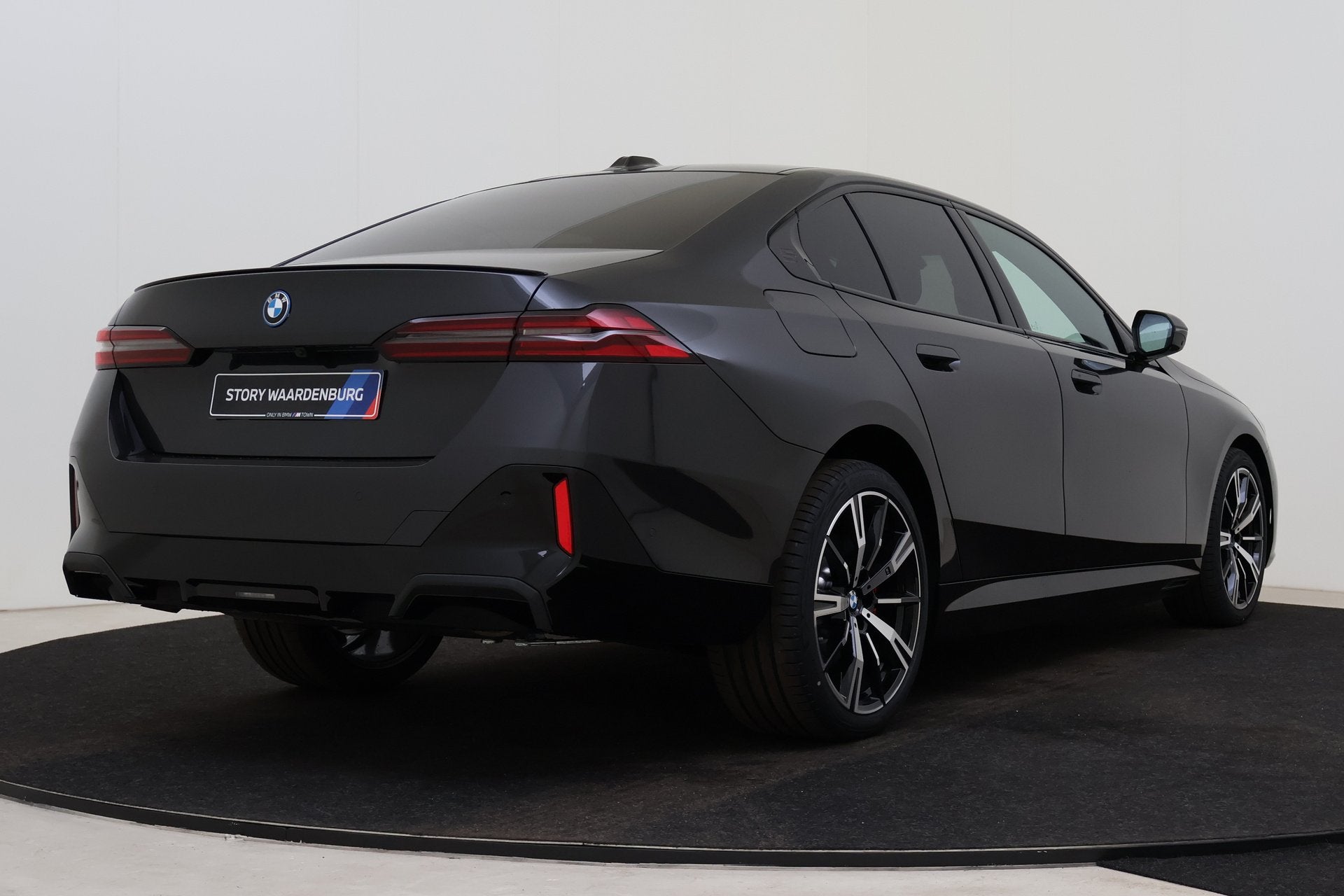 BMW 5 Serie 530e M Sport Automaat / Panoramadak / Trekhaak /, Automaat, Achterwielaandrijving, Zwart, 4 cilinders