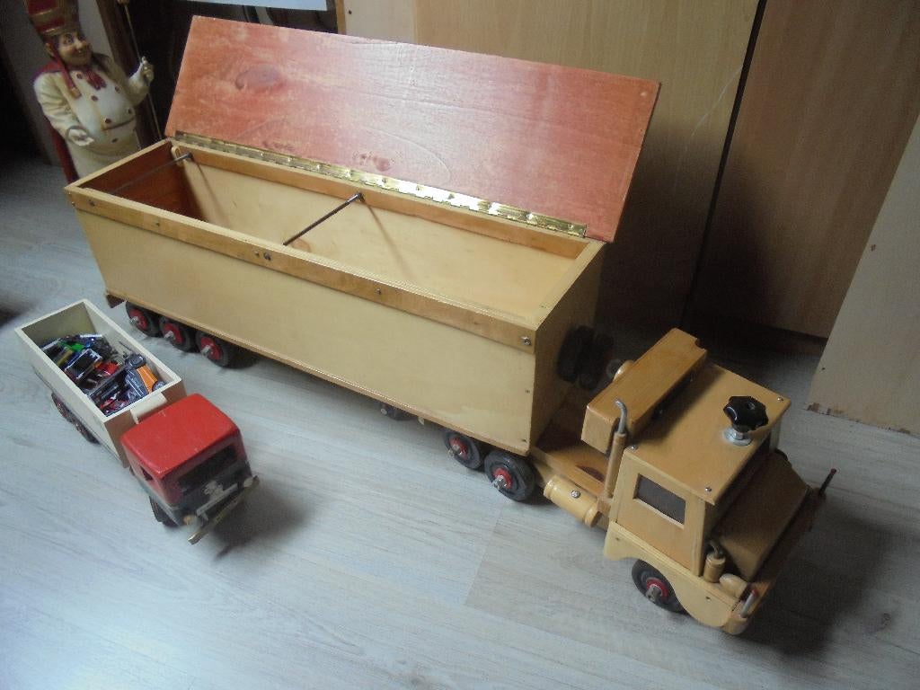 twee grote houten vracht auto s en een lot kleine auto s, Antiek en Kunst, Ophalen