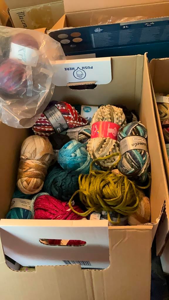 Wol en garen - Diverse kleuren, diktes en pakketten, Hobby en Vrije tijd, Ophalen of Verzenden, Nieuw, Breien of Haken, Wol of Garen