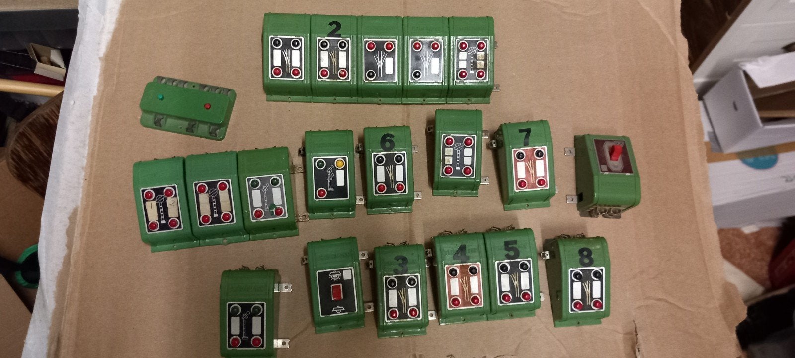 Te koop 34 x fleischmann schakel kastjes voor n of ho, Hobby en Vrije tijd, Modeltreinen | H0, Verzenden, Gelijkstroom, Rails