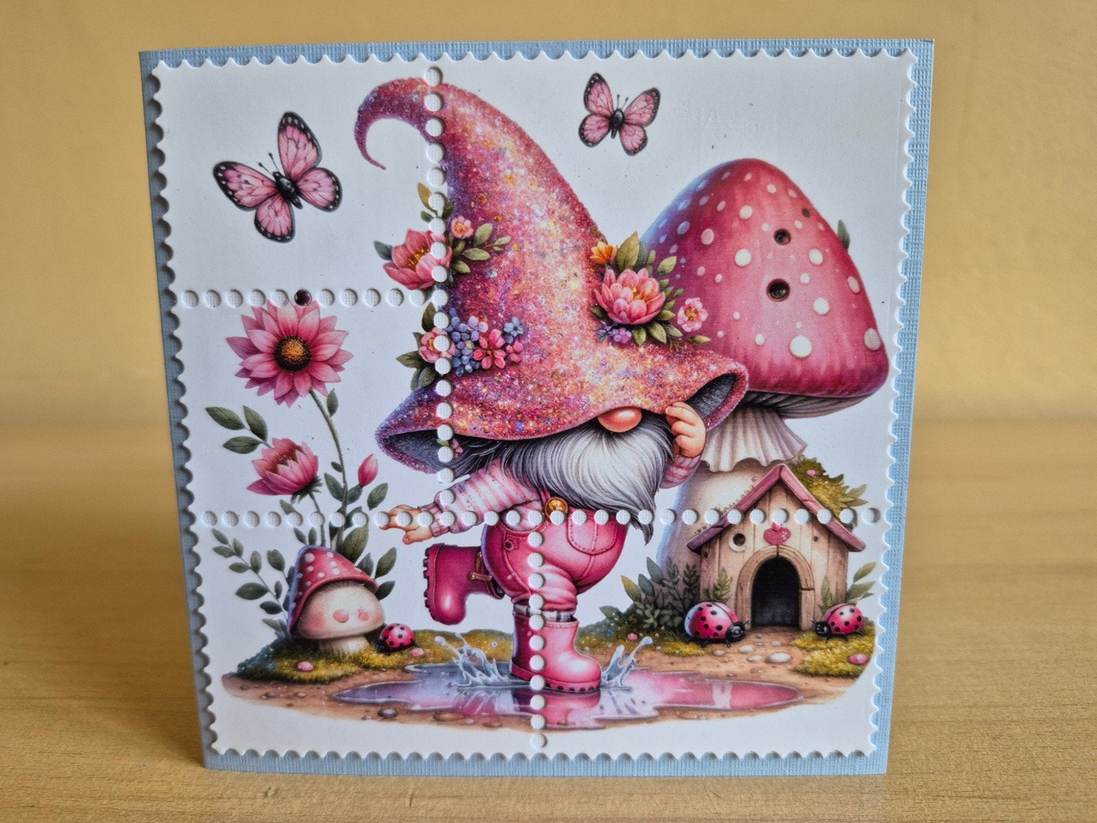 491a) zelfgemaakte kaart ' postzegel ' gnome, Hobby en Vrije tijd, Ophalen of Verzenden, Nieuw