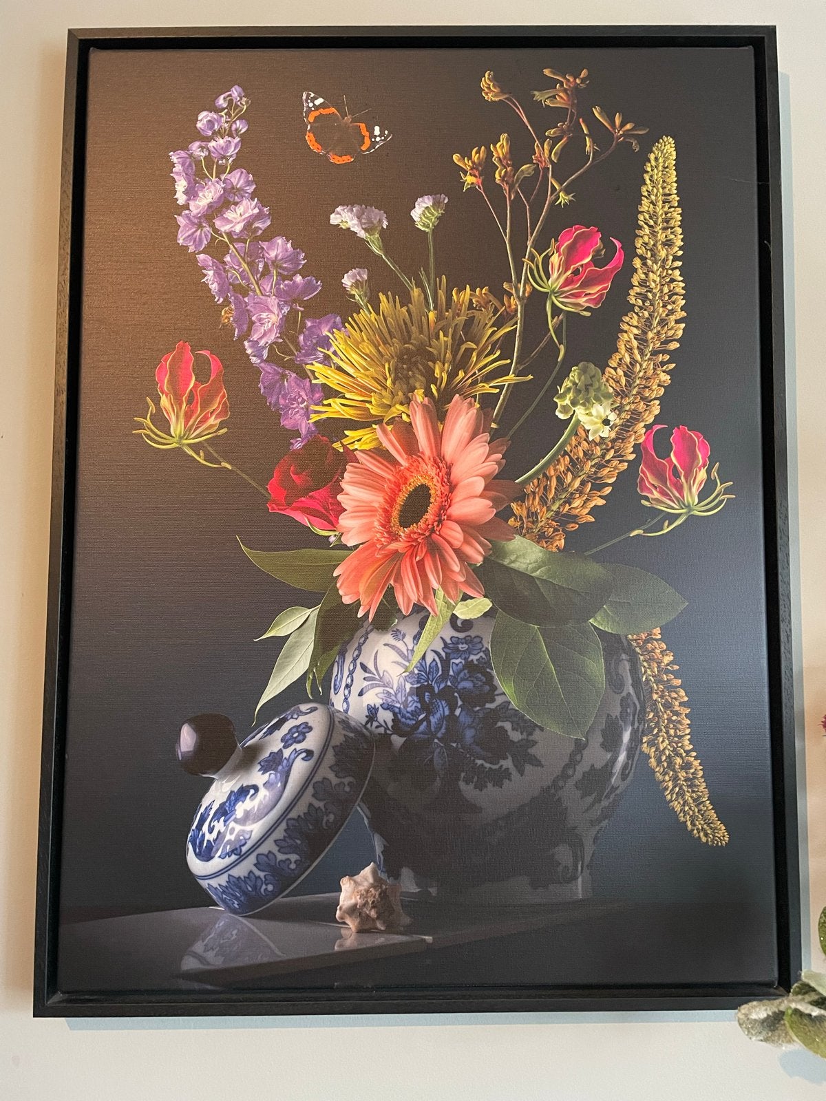 Stilleven op canvas met bloemen en vlinder, Huis en Inrichting, Ophalen, Minder dan 50 cm, Zo goed als nieuw, Schilderij