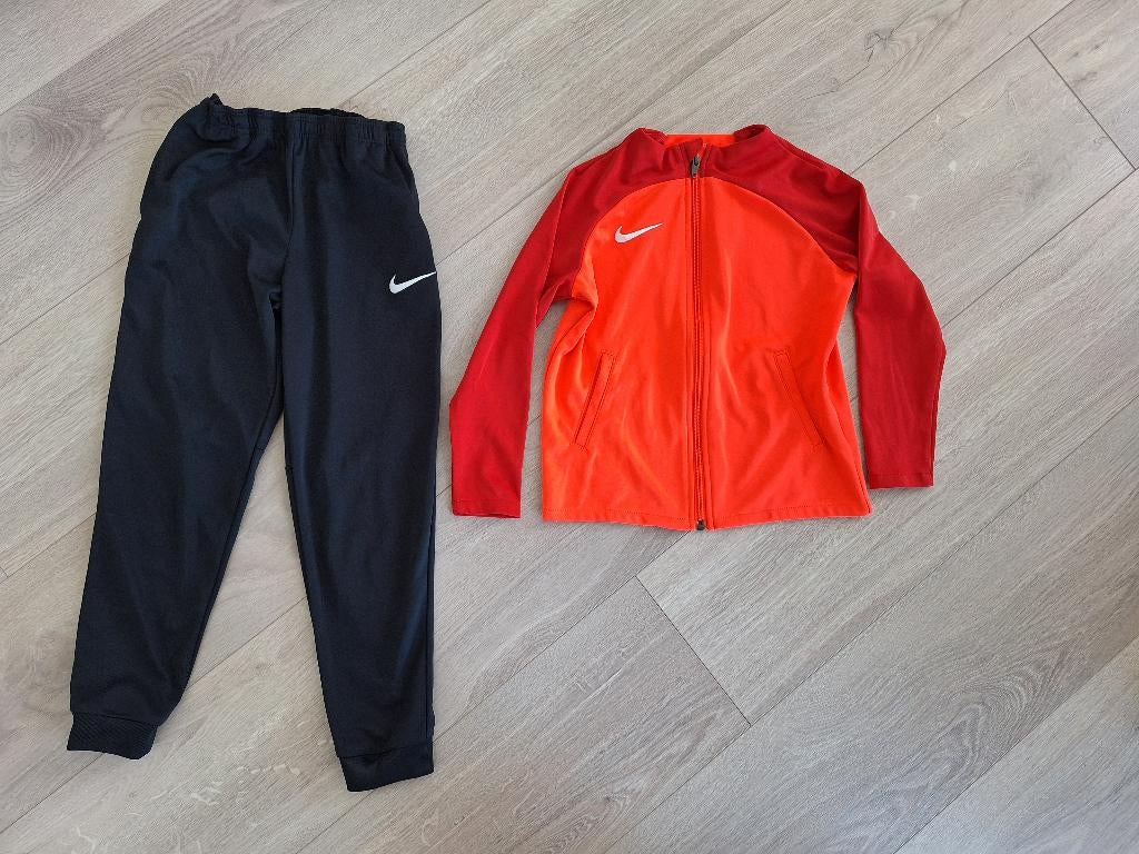 Nike trainingspak (maat 116-122), Kinderen en Baby's, Kinderkleding | Maat 116, Jongen of Meisje, Sport- of Zwemkleding, Ophalen of Verzenden