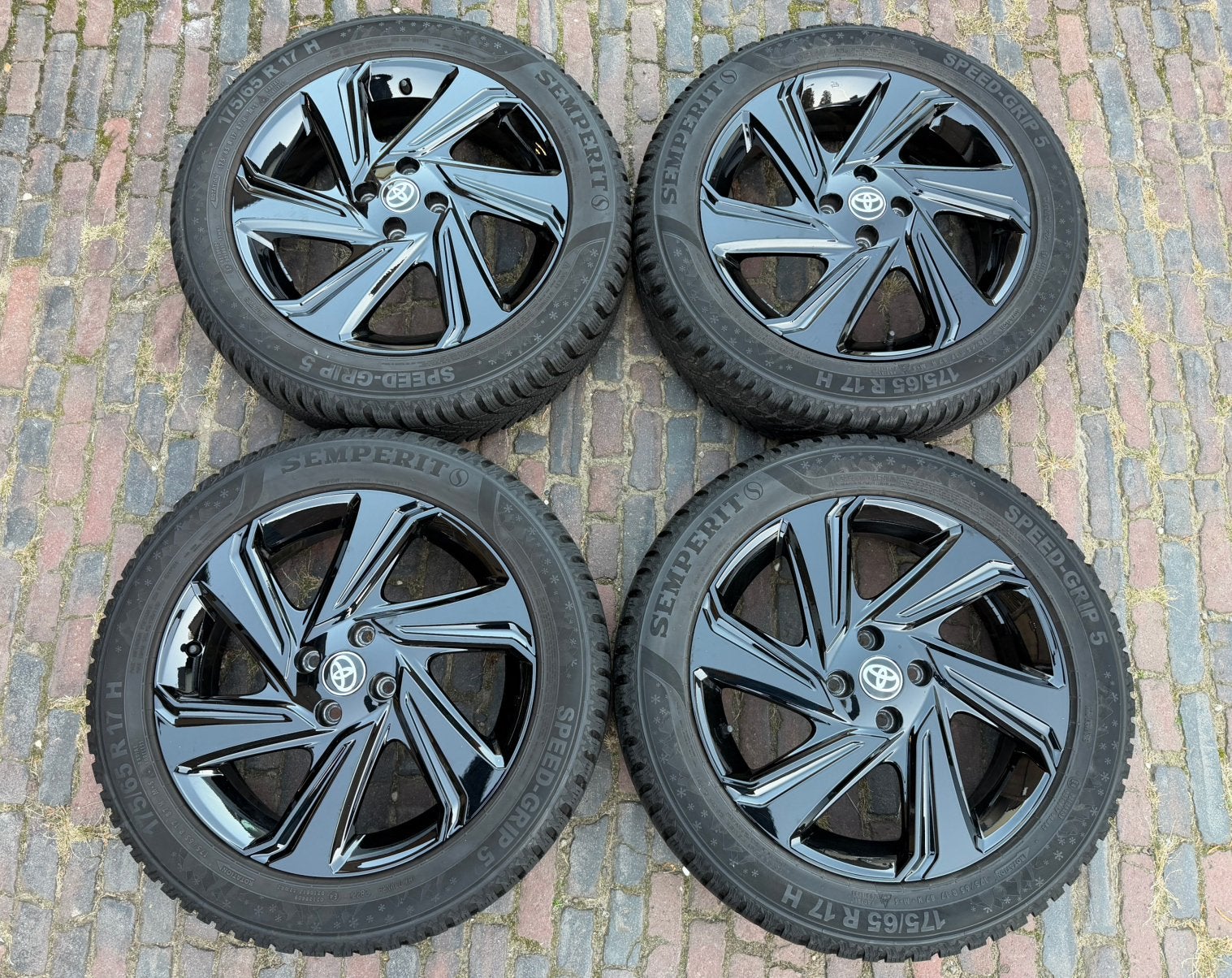 NIEUWE (demo) zwarte 17” Toyota Aygo X velgen + winterbanden, 175 mm, Banden en Velgen, Nieuw, 17 inch