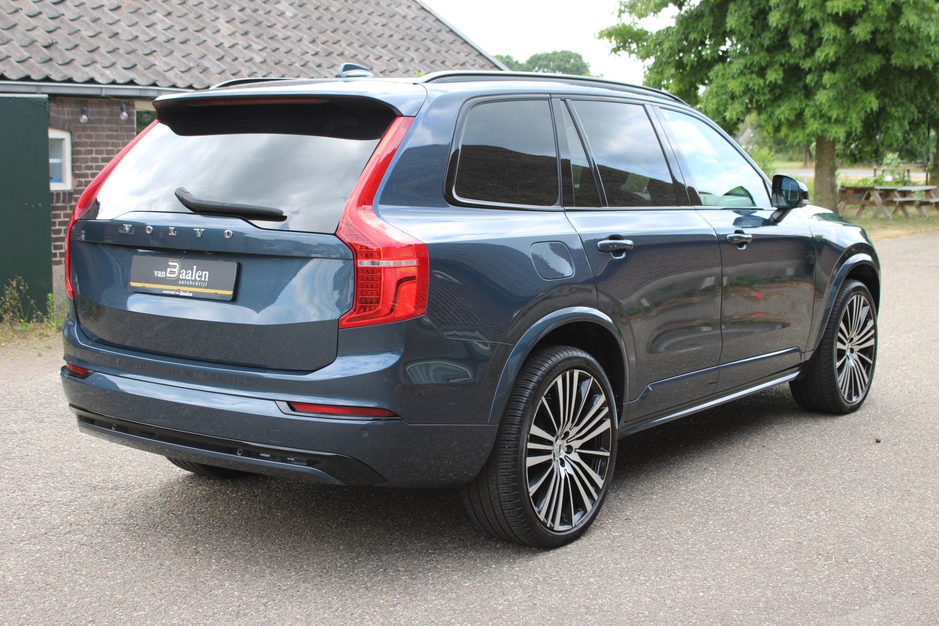 Volvo XC90 2.0 T8 Recharge AWD R-DESIGN SOh 100% 7-PERS LEER, Auto's, Volvo, Gebruikt, 4 cilinders, 1969 cc, Blauw