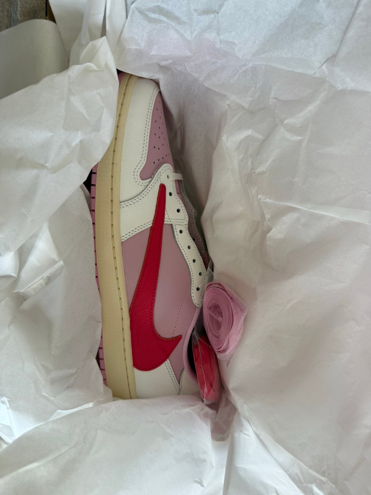 Travis Scott x Air Jordan 1 Low OG SP kleur Tropical Pink 46, Kleding | Heren, Ophalen, Nieuw, Overige kleuren