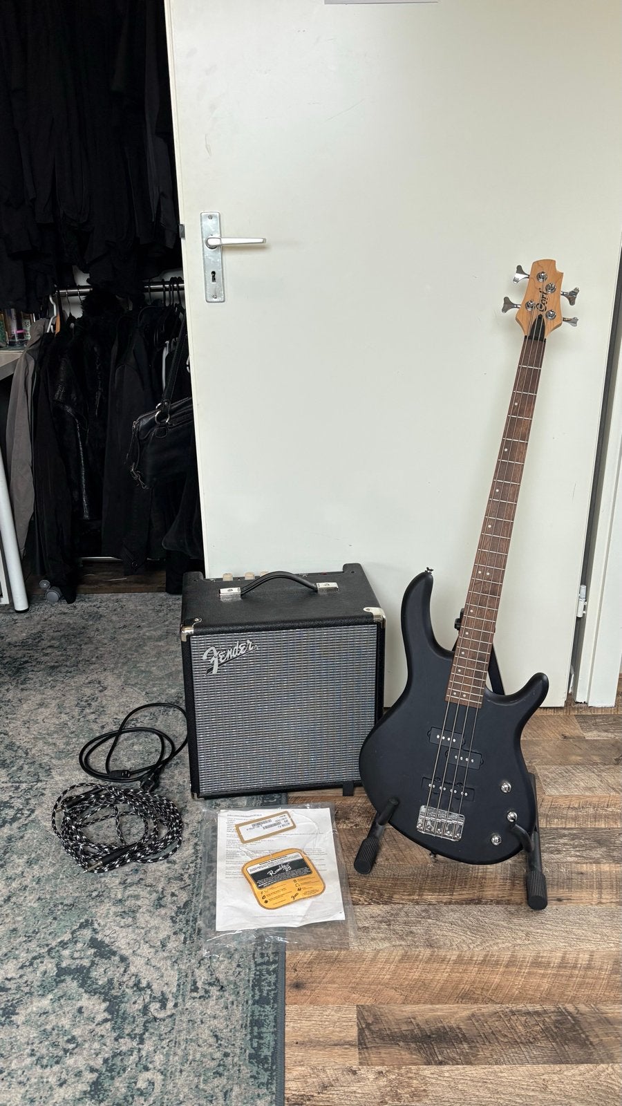 Cort Action Bass + Fender Rumble 25 versterker, Muziek en Instrumenten, Snaarinstrumenten | Gitaren | Bas, Ophalen, Gebruikt, Elektrisch
