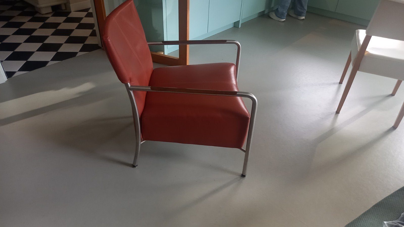 Moderne fauteuil met rood leer en metalen frame, Huis en Inrichting, Ophalen, Gebruikt, Leer, Rood