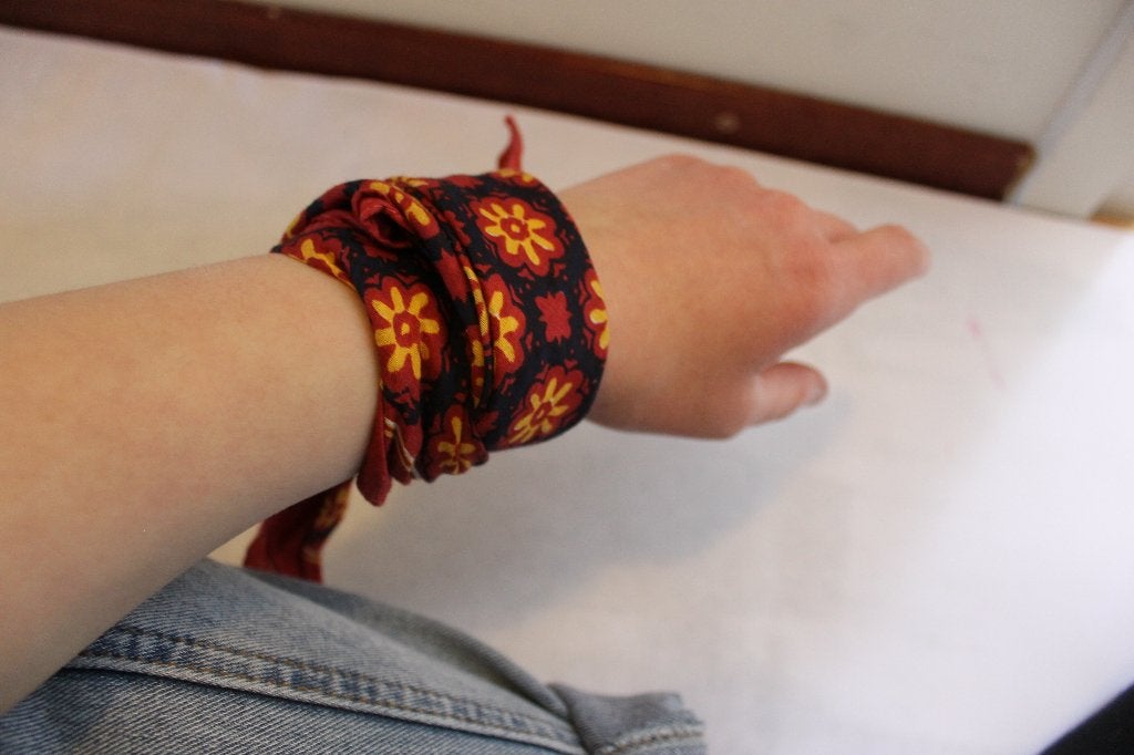 Sjaaltje, haarband of armband, Ophalen of Verzenden, Zo goed als nieuw, Maat 38/40 (M), Sjaal