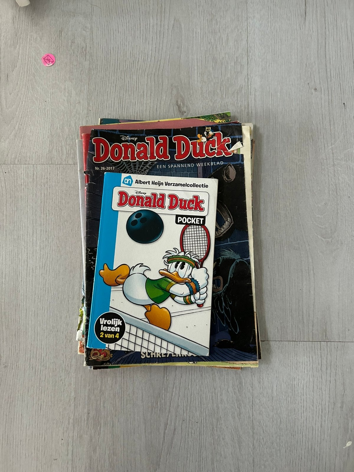 8 donald duck en een pocket, Meerdere stripboeken, Ophalen of Verzenden, Gelezen