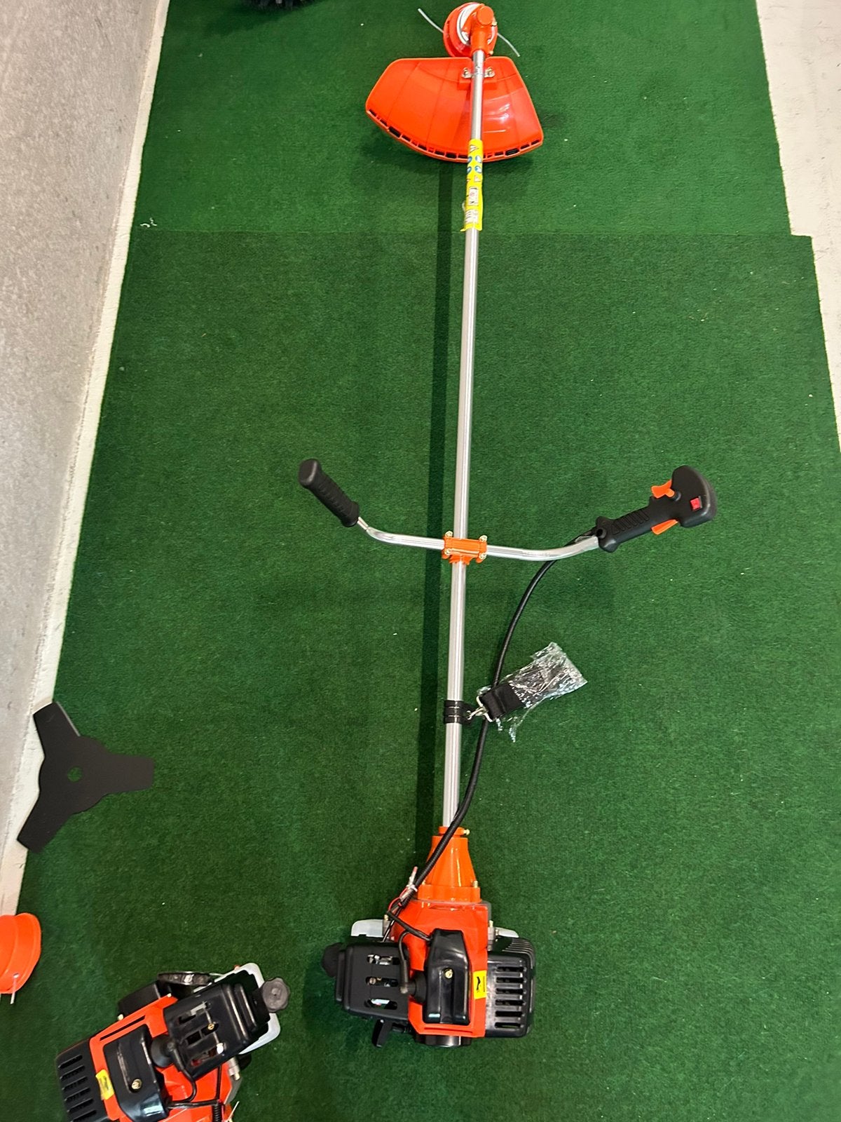 Opruiming ! Nieuwe 55cc benzine bosmaaiers met 2 messen, Ophalen, Benzine, Nieuw, De kooi