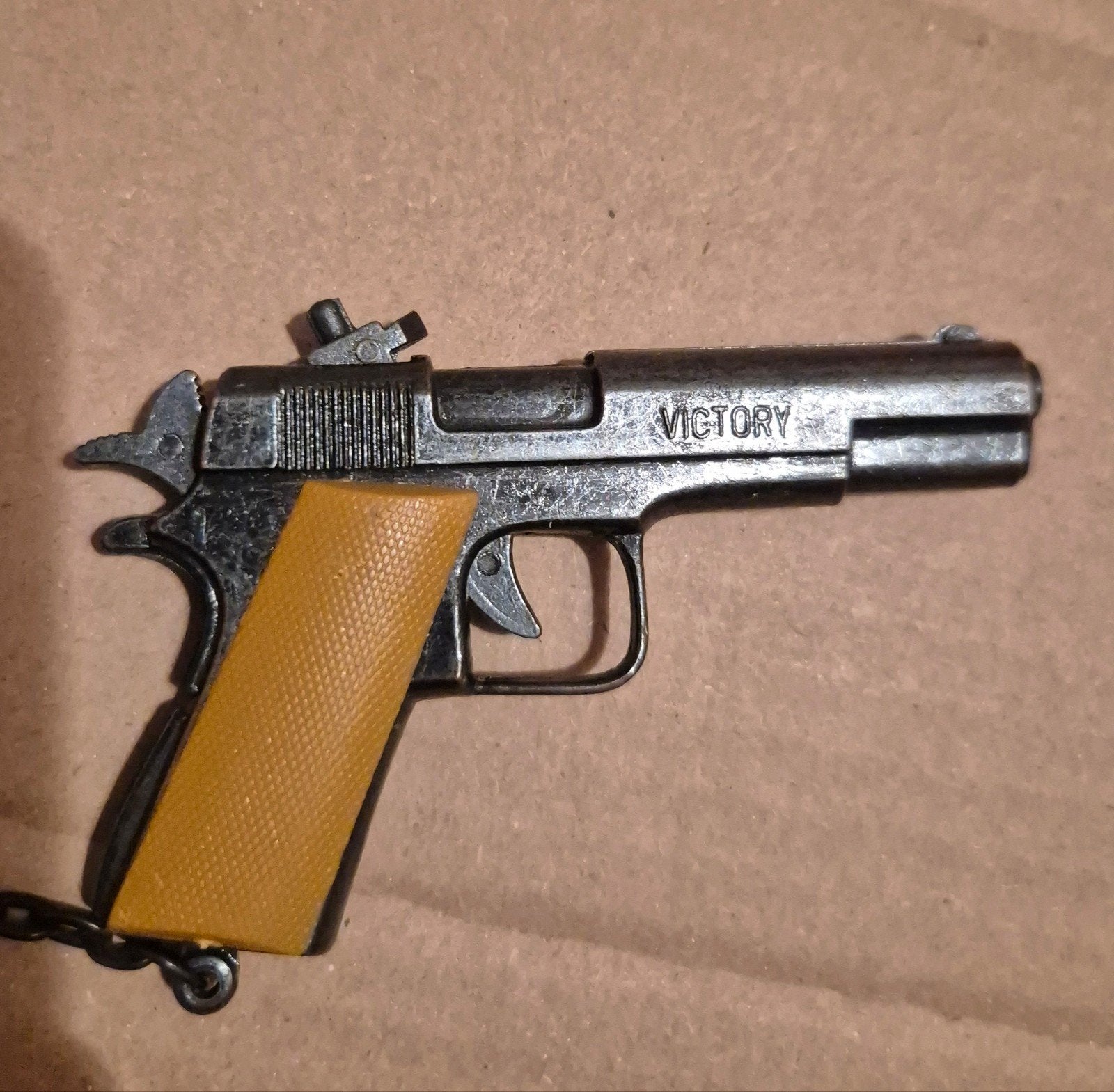 Vintage pistool sleutelhanger - Victory, Verzamelen, Ophalen of Verzenden, Gebruikt, Overige typen