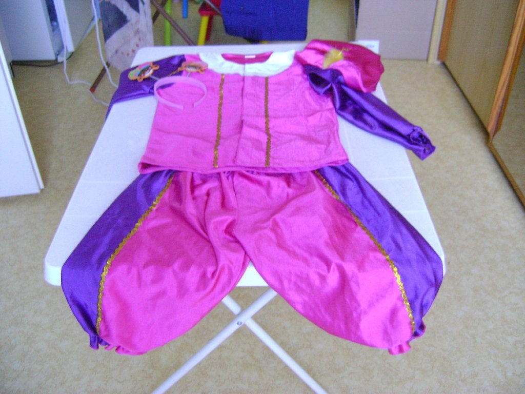 4del pietenpak 6/8 jaar roze/paars pet diadeem met 2 pieten, Ophalen of Verzenden, Zo goed als nieuw
