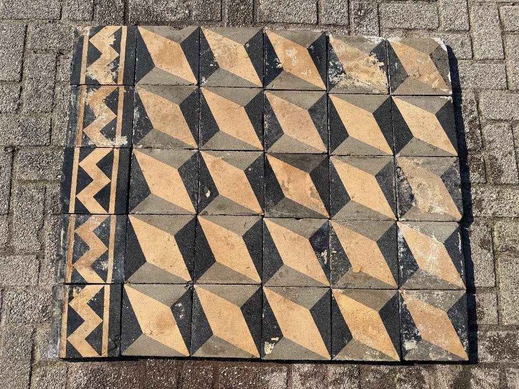 20m2 antieke Escher tegels 20x20x2.5cm.